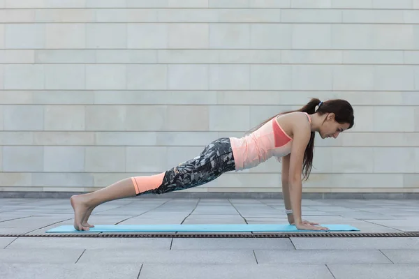 Junge Sportlerin Macht Yoga Und Sport — Stockfoto