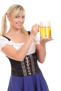 bir bardak bira beyaz bir arka plan üzerinde olan kadın