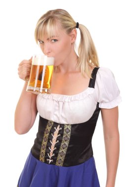 bir bardak bira beyaz bir arka plan üzerinde olan kadın