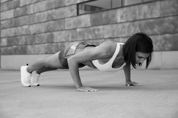 若いスポーツ少女が路上でトレーニング — ストック写真