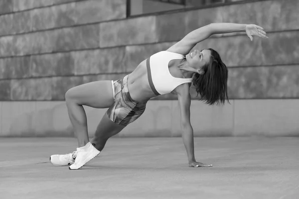 Jovem Menina Esportes Está Treinando Rua — Fotografia de Stock