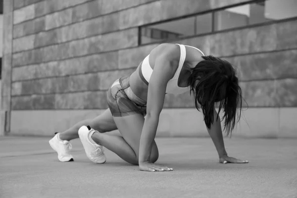 Юная Спортсменка Тренируется Улице — стоковое фото