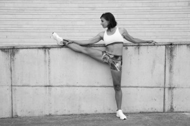 Genç güçlü atletik kız antrenman yapıyor.