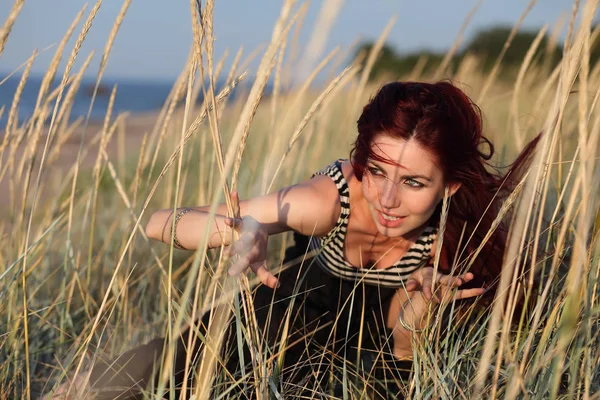 Portrait Young Woman Hiding Grass — Stock Photo, Image