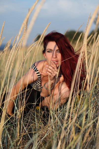 Portrait Young Woman Hiding Grass — Stock Photo, Image