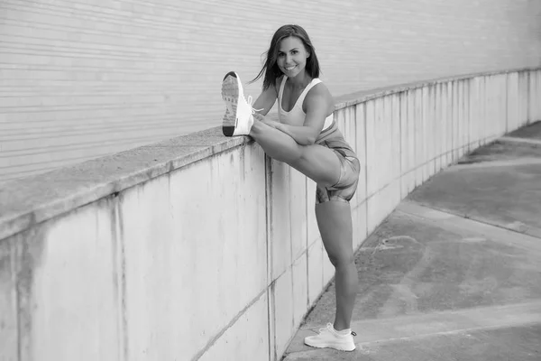 Ung Stark Atletisk Flicka Håller Ett Träningspass — Stockfoto