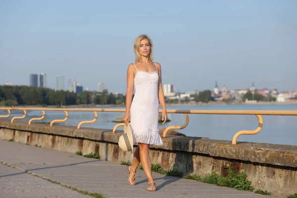 白いドレスを着て海で若いスレンダー女性 — ストック写真