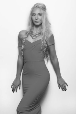 beyaz bir arka plan üzerinde elbise genç güzel sarışın