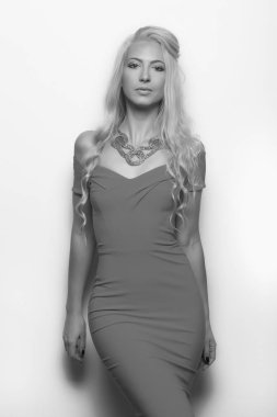 beyaz bir arka plan üzerinde elbise genç güzel sarışın