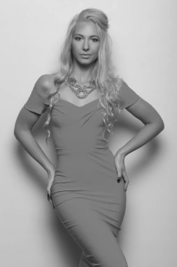 beyaz bir arka plan üzerinde elbise genç güzel sarışın