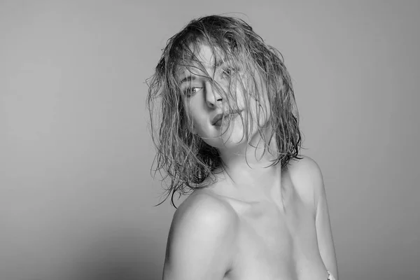 Πορτρέτο Του Ένα Νεαρό Σέξι Κορίτσι Βρεγμένα Μαλλιά — Φωτογραφία Αρχείου