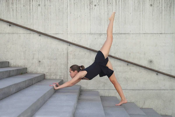 Jovem Desportivo Flexível Menina Mostrando Seu Alongamento — Fotografia de Stock
