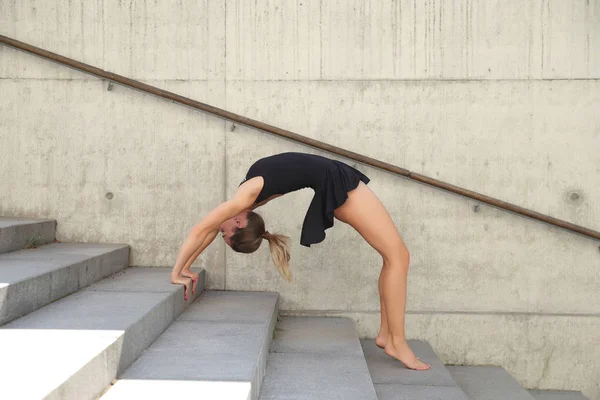 Jovem Desportivo Flexível Menina Mostrando Seu Alongamento — Fotografia de Stock