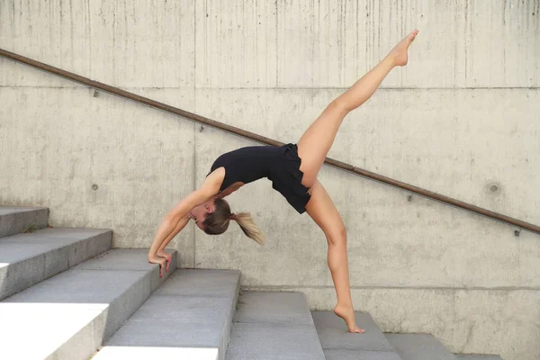 Mladý Sportovní Flexibilní Dívka Ukazuje Její Roztahování — Stock fotografie