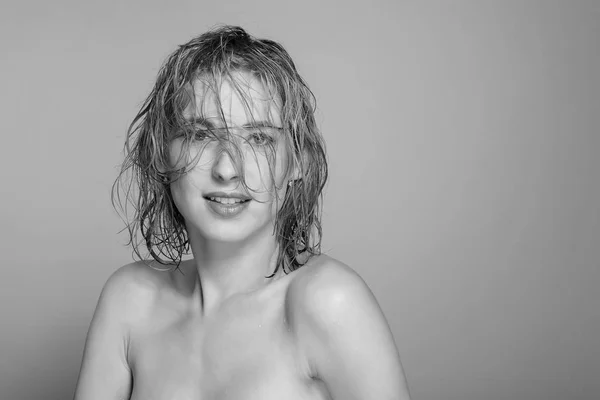 濡れた髪とセクシーな少女の肖像画 — ストック写真