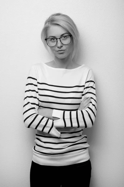 黑色和白色肖像特写 戴眼镜的年轻女子 — 图库照片
