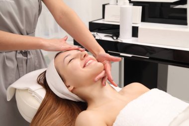 Güzel kadına bir spa salonu yüz masajı.