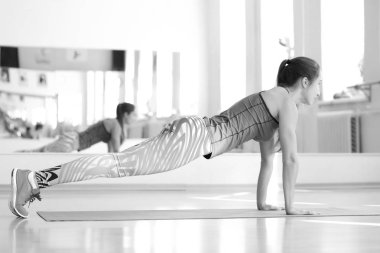 Genç çekici kadının spor olarak çalışma yapması