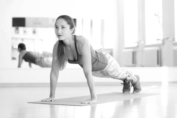 Junge Attraktive Frau Beim Training Fitnessstudio — Stockfoto