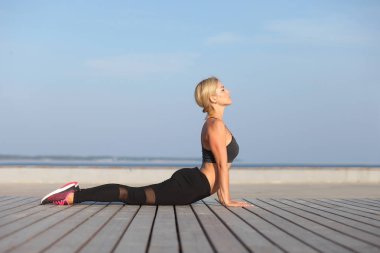 Genç güçlü atletik kız antrenman yapıyor.