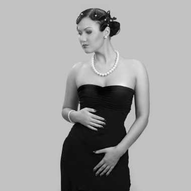 Siyah elbiseli güzel bir kızın portresi.