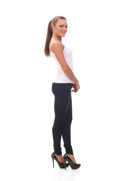 Volledige Lengte Portret Vrouw Een Witte Tank Boven Jeans Geïsoleerd — Stockfoto