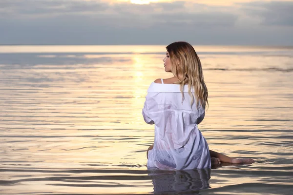 gün batımı bir arka plan üzerinde romantik bir kız portresi