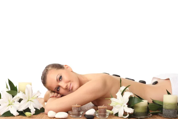 Kvinna Liggande Ner Avkopplande Massagesäng Ett Spa — Stockfoto