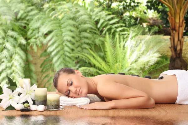 Kvinde Liggende Afslappende Massage Seng Spa - Stock-foto