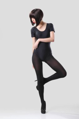 Çorap ve topuklu beyaz arka plan üzerinde poz güzel kadın.