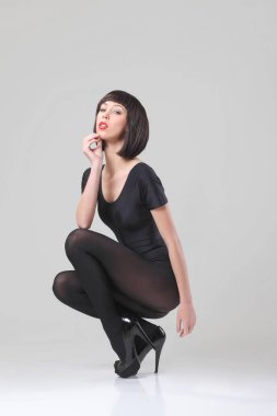 Çorap ve topuklu beyaz arka plan üzerinde poz güzel kadın.