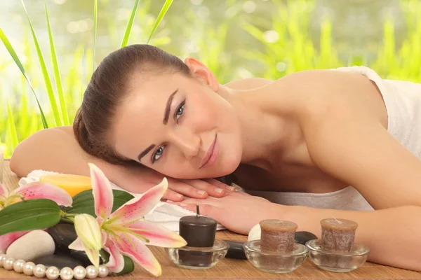 Mulher Deitada Relaxando Uma Cama Massagem Spa — Fotografia de Stock