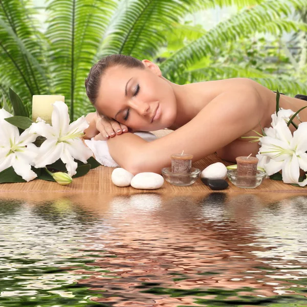 Mulher Deitada Relaxando Uma Cama Massagem Spa — Fotografia de Stock