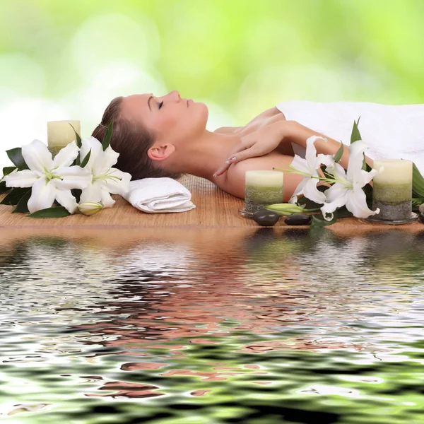 Mulher Deitada Relaxando Uma Cama Massagem Spa — Fotografia de Stock