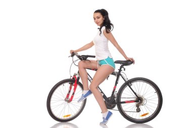 bir bisiklet üzerinde genç atletik ve ince kız