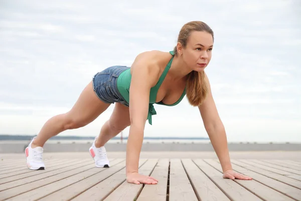 Junges Starkes Mädchen Macht Liegestütze Street Workout — Stockfoto