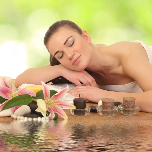 Mulher Deitada Relaxando Uma Cama Massagem Spa — Fotografia de Stock