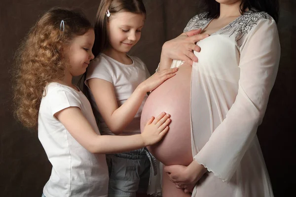 Madre Muchos Niños Está Esperando Nuevo Bebé —  Fotos de Stock