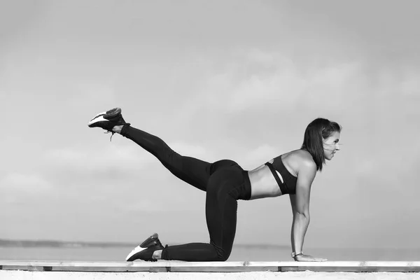 Jovem Forte Atlético Menina Mantém Treino — Fotografia de Stock