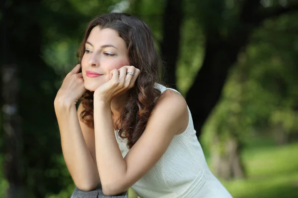 Portret Van Een Jong Meisje Een Witte Jurk Het Park — Stockfoto