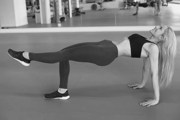 Junge Muskulöse Fitness Mädchen Trainiert Der Turnhalle — Stockfoto
