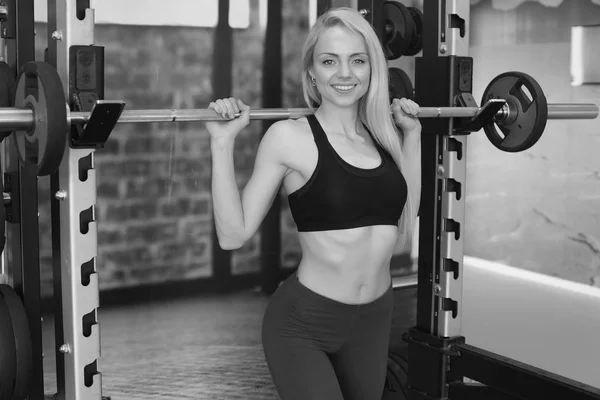 年轻的肌肉健身女孩火车在健身房 — 图库照片