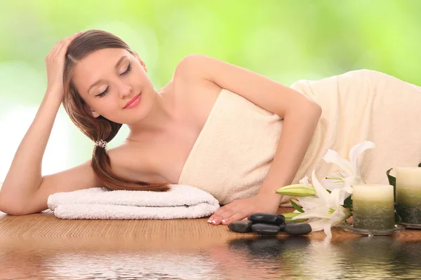 Kvinna Liggande Ner Avkopplande Massagesäng Ett Spa — Stockfoto