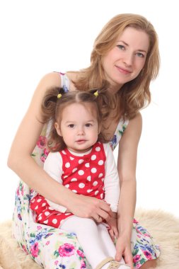 Anne ve kızı beyaz bir arka planda