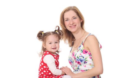 Anne ve kızı beyaz bir arka planda