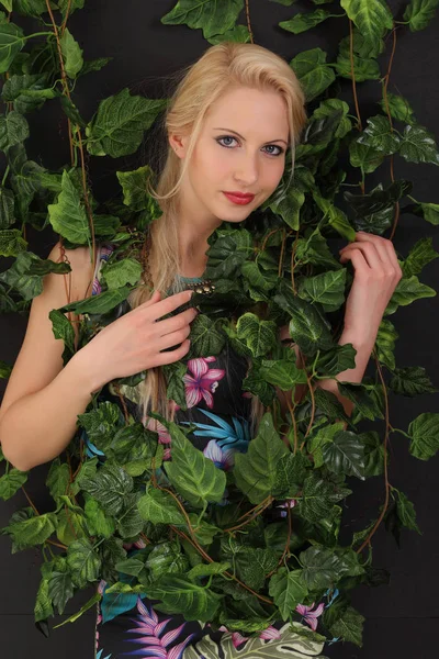 葉の若いブロンドの女性の肖像画 — ストック写真