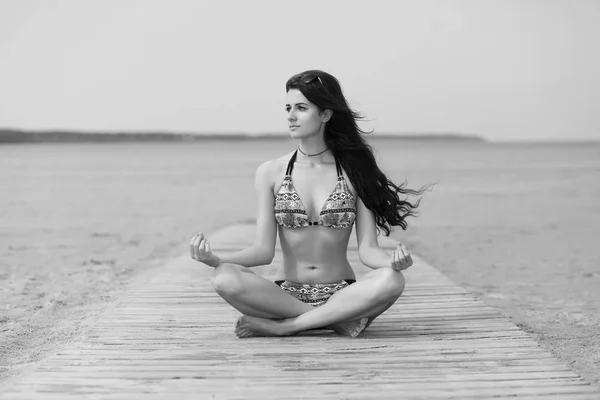 Junges Schönes Mädchen Mit Sexy Körper Meditiert Strand — Stockfoto