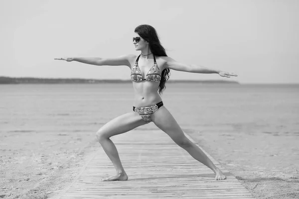 Giovane Bella Ragazza Con Corpo Sexy Meditando Una Spiaggia — Foto Stock