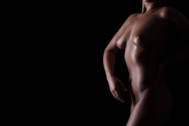 Siyah arka planda genç seksi çıplak kız