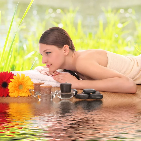 Frau Legt Sich Einem Wellnessbereich Entspannt Auf Ein Massagebett — Stockfoto